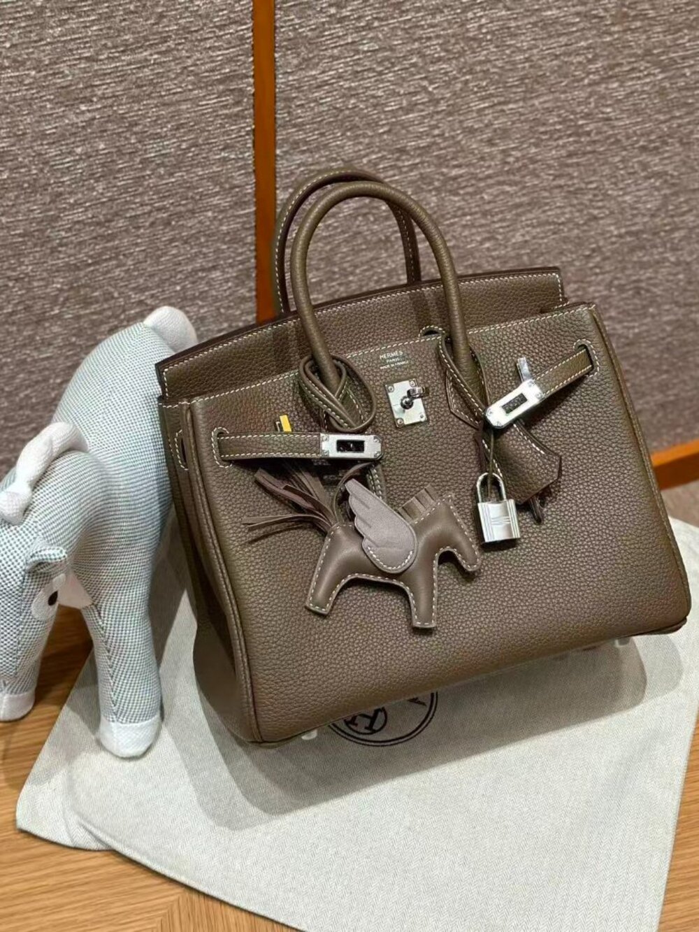 Classic Hermes Bag: A Stylish and Versatile Choice for Elegance - Picture 3 of 6